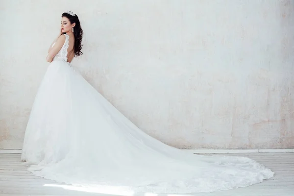 Noiva em casamento vestido branco antes do casamento — Fotografia de Stock