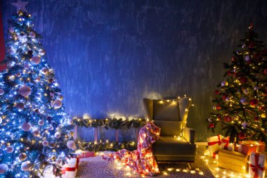 Hediyeli Noel ağacı, çelenkleri aydınlatır.