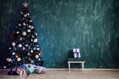 Hediyeli Noel ağacı, çelenkleri aydınlatır.