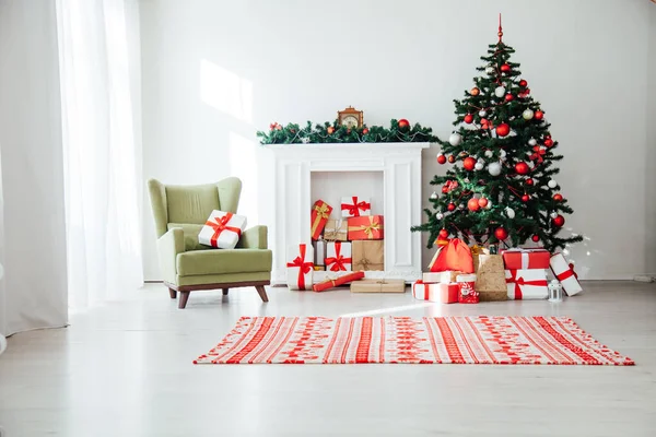 Noel ağacı. Kırmızı hediyeler. Yeni yıl dekorasyonu.