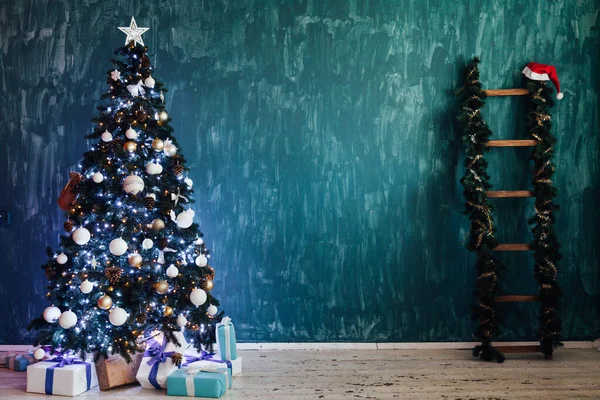 圣诞树与礼物灯饰新年背景 — 图库照片