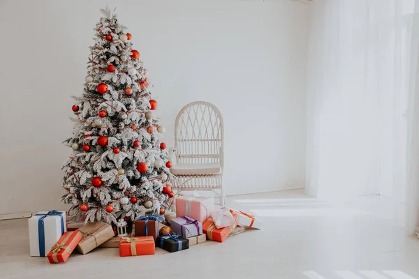 Рождественская Елка Белой Комнате Подарки Новый Год Интерьер 2019 2020 — стоковое фото