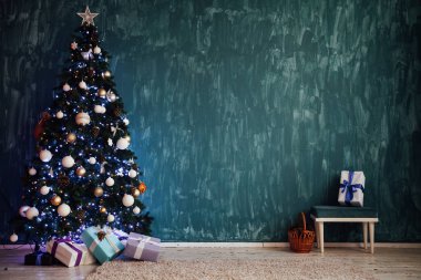 Hediyeli Noel ağacı, çelenkleri aydınlatır.