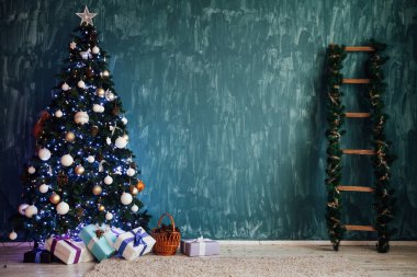 Hediyeli Noel ağacı, çelenkleri aydınlatır.