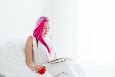pembe saçlı güzel kız 1 eğitim kitap okur