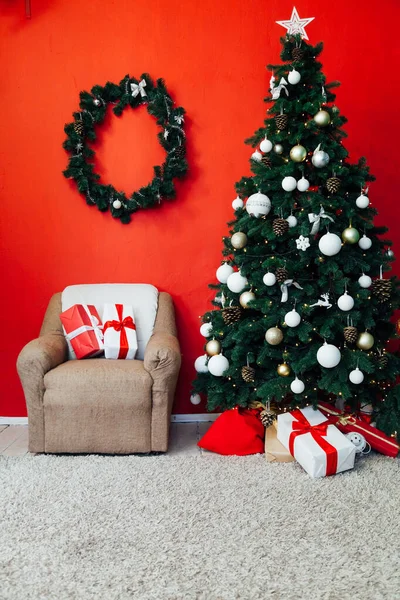 Navidad Interior Del Hogar Árbol Navidad Regalos Rojos Año Nuevo —  Fotos de Stock