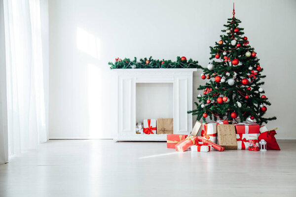 Интерьер рождественской елки красные подарки новогодний декор праздничный фон