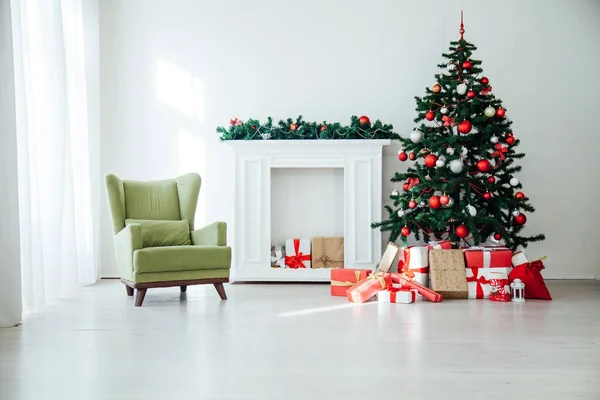 Noel ağacı. Kırmızı hediye. Yeni yıl dekoratif arka plan.