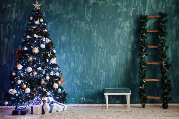 Árbol de Navidad con luces de regalo huertos nuevo año festivo fondo. — Foto de Stock