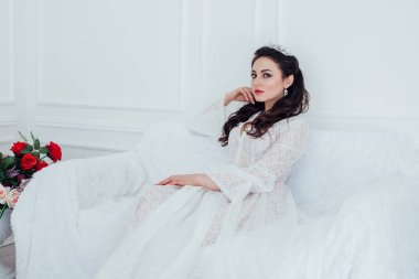 Gelin bir kanepede oturan gelinlik