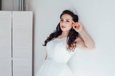 Gelin beyaz gelinlik içinde bir oda düğününde