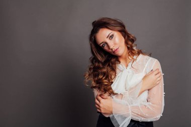 Ofisinde iş kıyafetleri içinde güzel, şık bir kadının portresi.