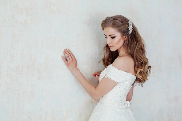 Um retrato da noiva antes do casamento em vestido branco — Fotografia de Stock