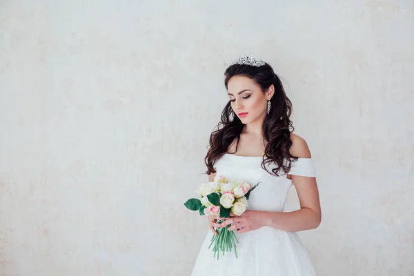 Panna młoda księżniczka stoi w sukni ślubnej z kwiatami — Zdjęcie stockowe