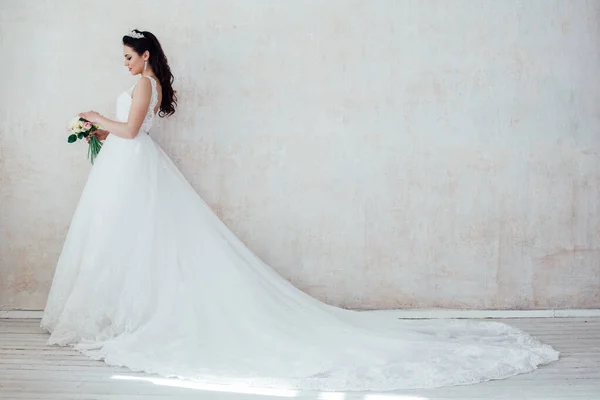 Retrato de noiva vestido de noiva coroa cachos penteado — Fotografia de Stock