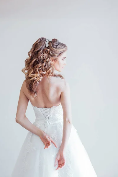 Bela noiva posando casamento penteado e vestido — Fotografia de Stock