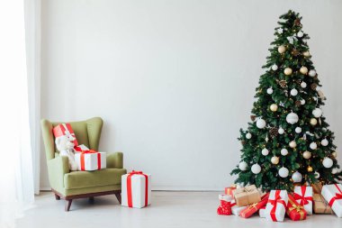 Beyaz odanın içinde Aralık dekorunun hediyeleriyle kış Noel ağacı.