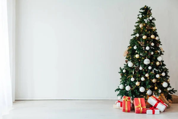 Árbol Navidad Con Decoración Regalos Interior Habitación Blanca —  Fotos de Stock