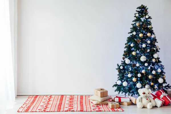 Albero Natale Con Decorazioni Regalo All Interno Della Stanza Bianca — Foto Stock