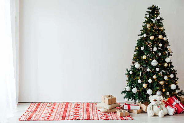 Decoração da casa com árvore de Natal com presentes de Ação de Graças de Ano Novo — Fotografia de Stock
