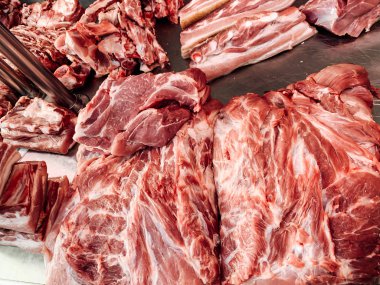 Arka planda domuz eti pişirmek için taze et.