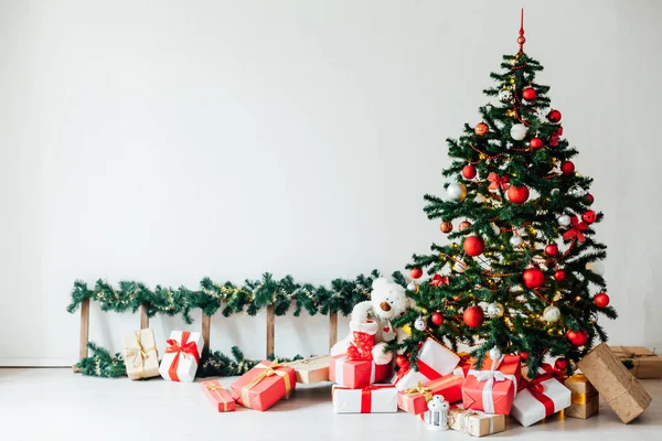 Árbol Navidad Con Regalos Rojos Decoración Interior Navidad —  Fotos de Stock