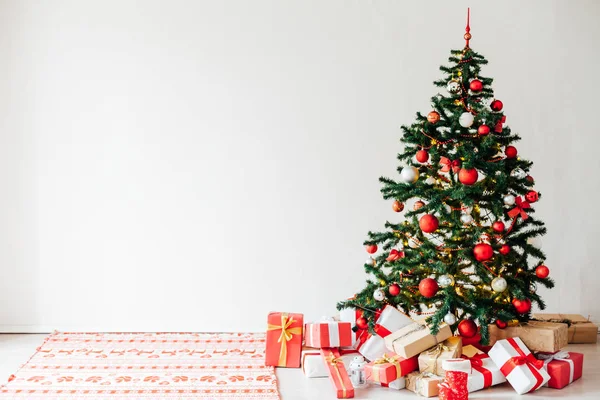 Árvore de Natal com presentes vermelhos decoração interior de Natal como fundo — Fotografia de Stock