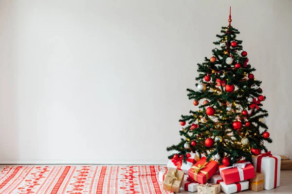 Árvore de Natal com decoração de presentes vermelhos interior para o ano novo — Fotografia de Stock