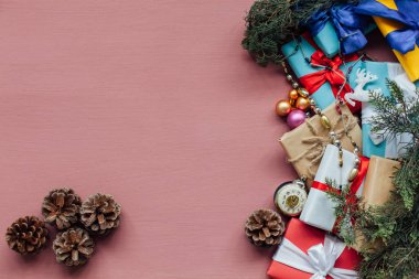 Yeni yıl için pembe bir arka planda Noel kartı hediye dekorasyonu