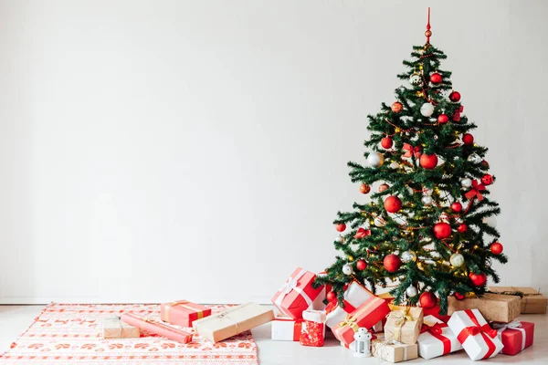 Árbol de Navidad con regalos rojos Decoración interior de Navidad como fondo —  Fotos de Stock