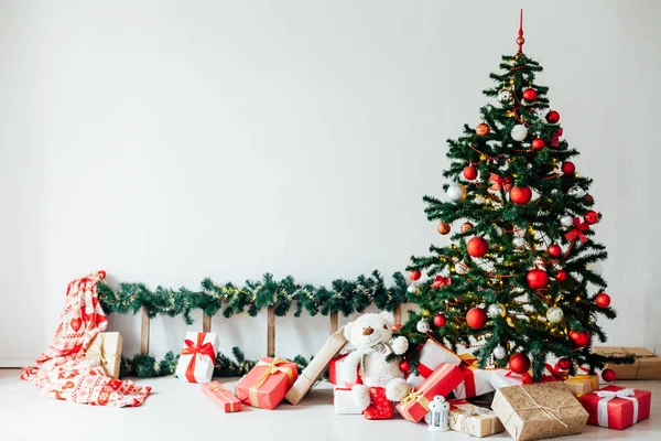 Albero di Natale con regali rossi Arredamento interno di Natale come sfondo — Foto Stock