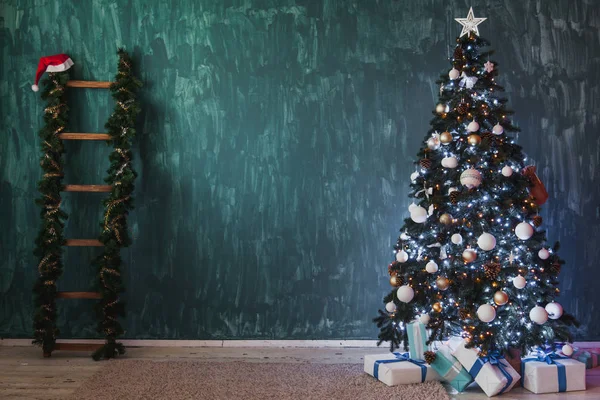 圣诞树上的礼物灯装饰着新年寒假 — 图库照片