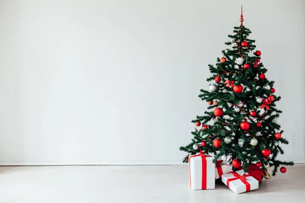 Árbol de Navidad con decoración de regalos rojos interior para el nuevo año —  Fotos de Stock