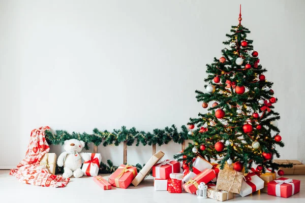 Árbol de Navidad con decoración de regalos rojos interior para el nuevo año —  Fotos de Stock