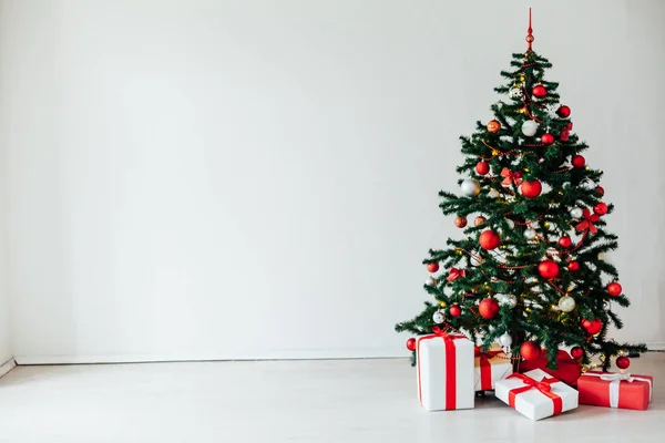 Árbol de Navidad decoración roja con regalos para el nuevo año —  Fotos de Stock