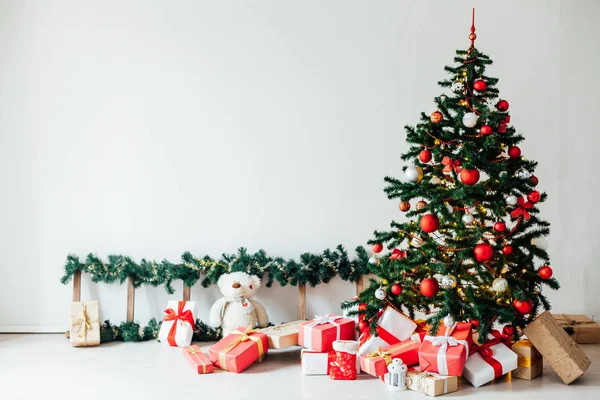 Árbol de Navidad decoración roja con regalos para el nuevo año —  Fotos de Stock