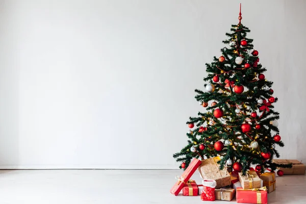 Árbol de Navidad decoración roja con regalos para el nuevo año —  Fotos de Stock