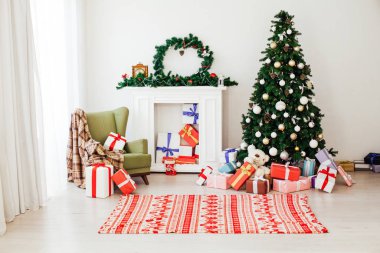 Yılbaşı tatilinde evde hediye dekoru olan Noel ağacı
