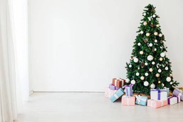 La decoración de Navidad de la casa blanca de año nuevo la Navidad con los regalos —  Fotos de Stock