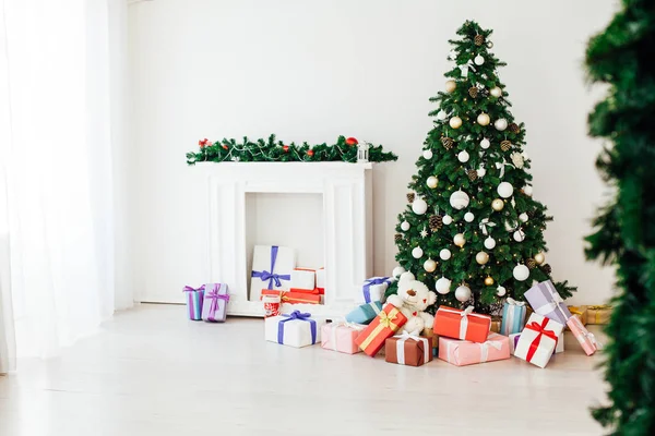 Decorazione di Natale della casa bianca Natale di anno nuovo con regali — Foto Stock