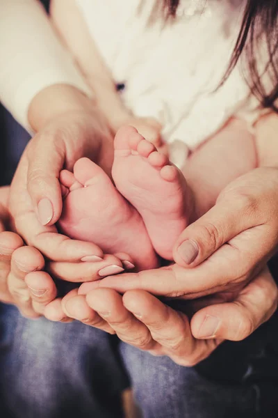 Mamma og pappa holder babybein. – stockfoto