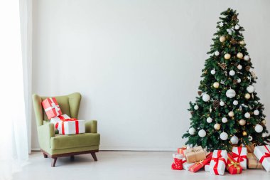 Evin içini dekore et Noel ağacını yeni yıl hediyeleriyle donat.