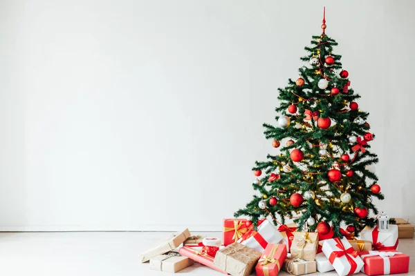 Árbol de Navidad con decoración de regalos rojos para el nuevo año postal como fondo. —  Fotos de Stock