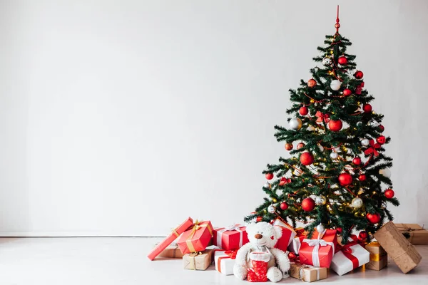 Árbol de Navidad con decoración de regalos rojos para el nuevo año postal como fondo. —  Fotos de Stock