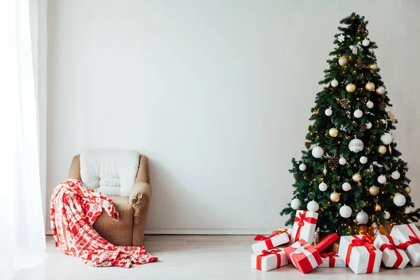 Decorazione di Natale casa Albero di Natale con regali per il nuovo anno come sfondo — Foto Stock