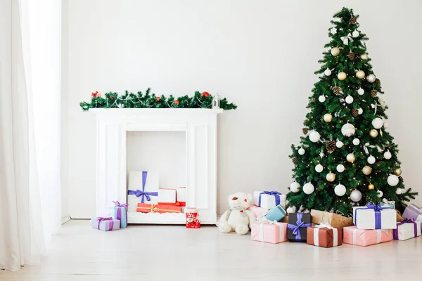 Χριστουγεννιάτικη διακόσμηση εσωτερικό του σπιτιού Χριστουγεννιάτικο δέντρο με δώρα για το νέο έτος ως φόντο — Φωτογραφία Αρχείου