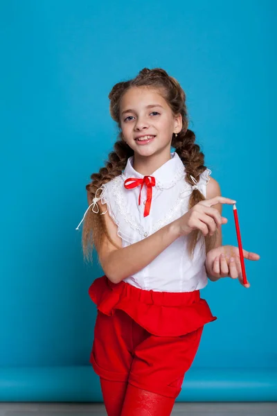 Gadis berbaju merah putih dengan kepang di latar belakang biru — Stok Foto