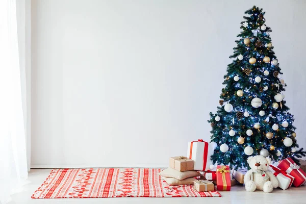 Casa de decoração de Natal Árvore de Natal com presentes para o ano novo como fundo — Fotografia de Stock