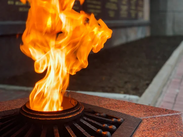 Сжигание вечного огня у мемориала павшим солдатам — стоковое фото