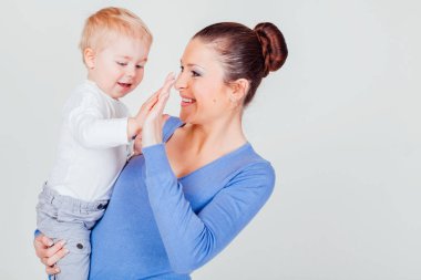 Anne ve küçük çocuk oyun gösteri parmak